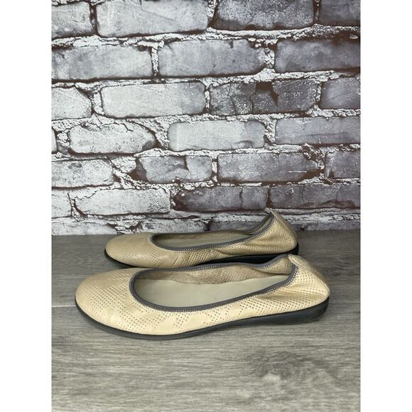 Studio Flexx Beige Leather Perforated Comfort Flats Shoes Women Sz 9M US/40.5EU - Picture 1 of 16